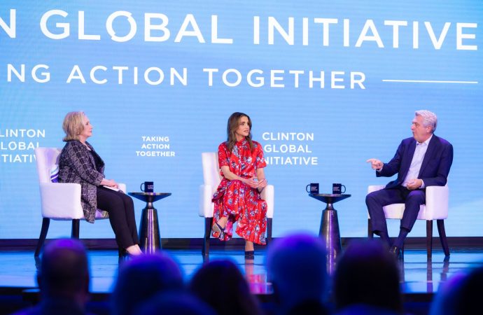 الملكة رانيا العبدالله خلال مشاركتها بمبادرة كلينتون العالمية
