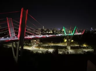 اضاءة جسر عبدون بألوان العلم المغربي (فيديو)