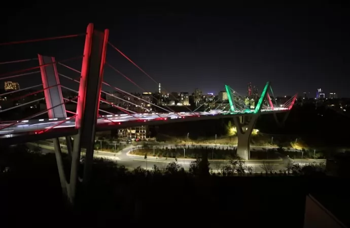 اضاءة جسر عبدون بألوان العلم المغربي (فيديو)