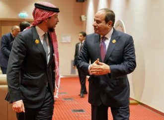 ولي العهد يلتقي الرئيس المصري على هامش انعقاد القمة العربية