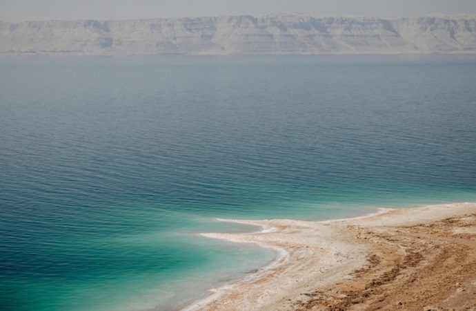 وزير الطاقة يعلن عن مشروع لاستكشاف الليثيوم بالبحر الميت