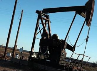 النفط يعمق خسائره بعد انكماش نشاط المصانع في الصين