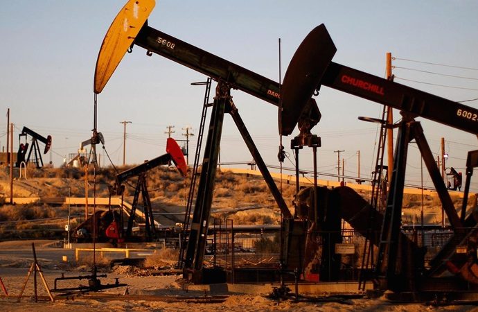 النفط يرتفع لكنه يتجه لثالث خسائر أسبوعية على التوالي
