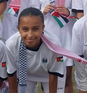 طالبة مدارس النظم الحديثة دانا أبو هزيم تشارك في البطولة العربية المدرسية لكرة القدم