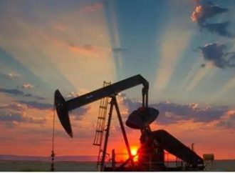 أسعار النفط ترتفع 3% مع عودة التوترات للبحر الأحمر