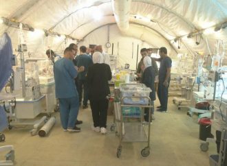 تعرض مرافق المستشفى الميداني الأردني جنوبي غزة لسقوط شظايا وقنابل دخانية