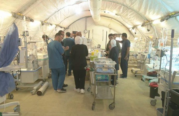 تعرض مرافق المستشفى الميداني الأردني جنوبي غزة لسقوط شظايا وقنابل دخانية