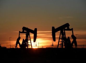 أسعار النفط تتجه لإنهاء 2023 على انخفاض 10 بالمئة