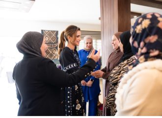 الملكة رانيا العبدالله تزور وادي موسى وتطلع على تجارب سيدات وشباب المنطقة في العمل التنموي والسياحي