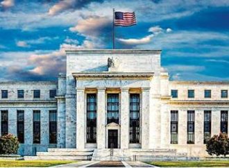 التضخم ينخفض.. لماذا لا يخفض الفيدرالي الامريكي أسعار الفائدة؟