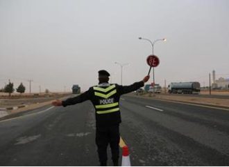 إصابة بحادث تصادم على طريق الـ 100 وانقلاب مركبة شحن على الصحراوي
