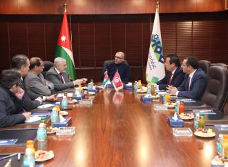 تجارة عمان تبحث مع السفارة التونسية سبل تعزيز التعاون بالمجال السياحي