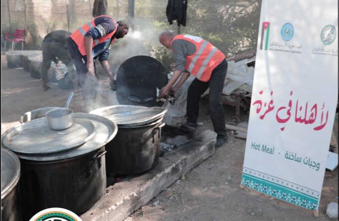 تجارتا الأردن وعمان توزعان وجبات إفطار بقطاع غزة