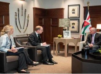 الملك يؤكد ضرورة تحمل المجتمع الدولي مسؤولياته لإيصال المساعدات إلى غزة