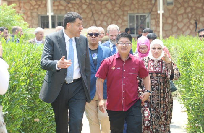 وزير الريادة الماليزي بينيدك ووزير العمل السابق استيتية يزوران جمعية بيت سويمة – البحر الميت