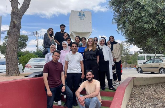 طلبة علم النفس السريري في عمان الاهلية يزورون SOS