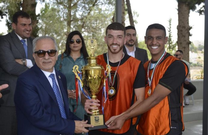 رئيس عمان الأهلية يرعى ختام منافسات بطولة الكليات المفتوحة لخماسي كرة القدم للطلاب