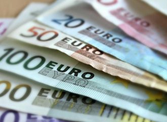 الإسترليني يرتفع أمام الدولار ويتراجع مقابل اليورو