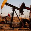 أسعار النفط تتراجع بشكل طفيف مع زيادة المخزون الأميركي