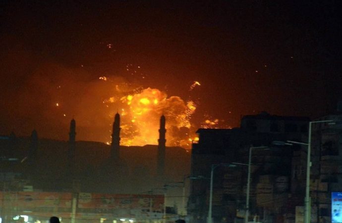 الحوثي: غارة أمريكية بريطانية على مدينة الحديدة